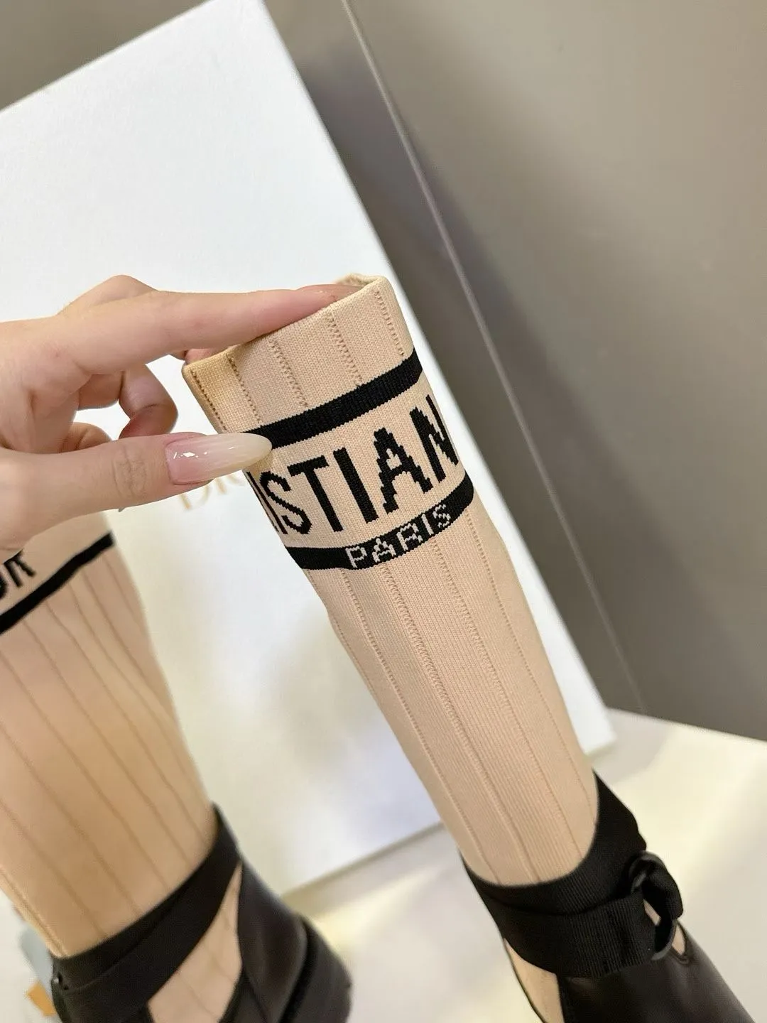 👟👟Ex-factory price 560👟👟Dior color matching new boots for autumn and winter, the latest flying woven letter logo for autumn and winter, round-toe high-top knight boots for women, the same style for celebrity Narna Qian and the same style for Yi Mengling. Material: First-layer cowhide spliced ​​with fly-knit fabric, sheepskin lining for feet, original molded TPU outsole Size: 35-40 yards